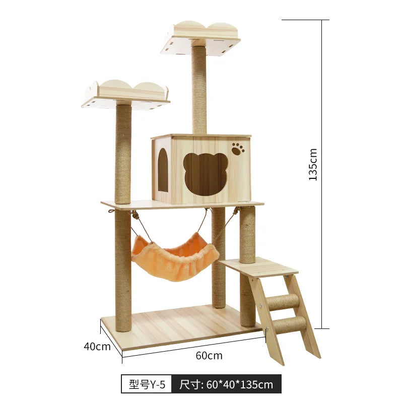 Árbol rascador para gatos, estructura grande de madera integrada con casa y columna rascadora, no ocupa mucho espacio.