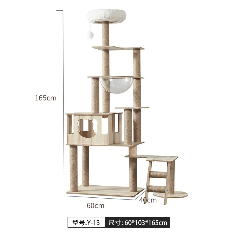 Árbol rascador para gatos, estructura grande de madera integrada con casa y columna rascadora, no ocupa mucho espacio.
