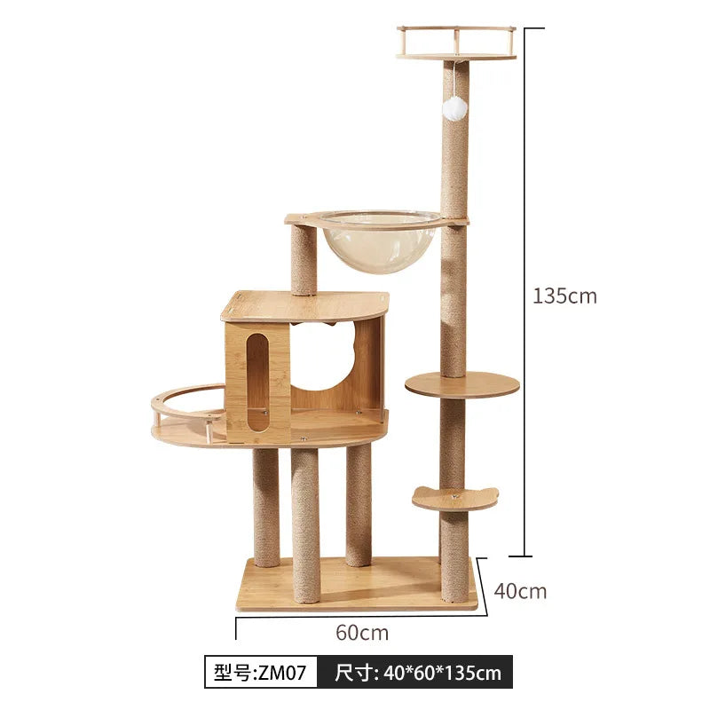 Árbol rascador para gatos, estructura grande de madera integrada con casa y columna rascadora, no ocupa mucho espacio.