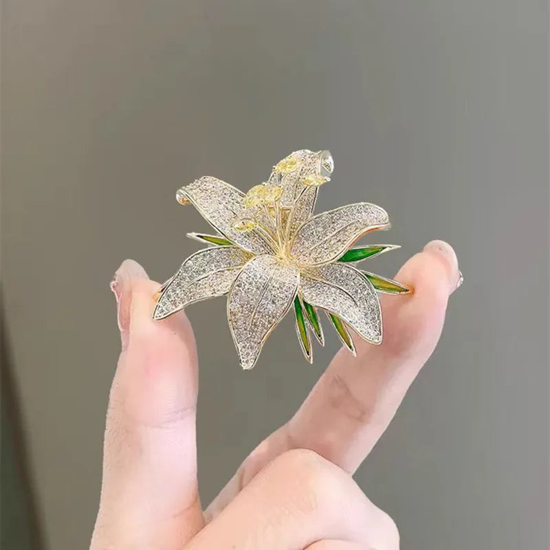 Broche de lirio con diamantes de imitación de cristal de colores de lujo para mujer, broches de flores de solapa brillantes para evitar la malfunciones del armario, regalos