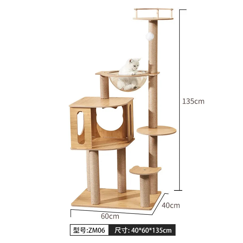 Árbol rascador para gatos, estructura grande de madera integrada con casa y columna rascadora, no ocupa mucho espacio.