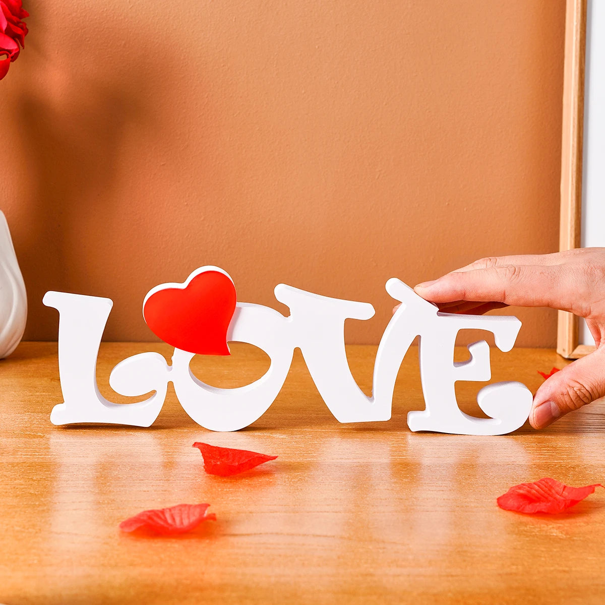 1 unidad, día de San Valentín, un artículo decorativo con una letra de snowboard "LOVE" y una decoración de corazón rojo.