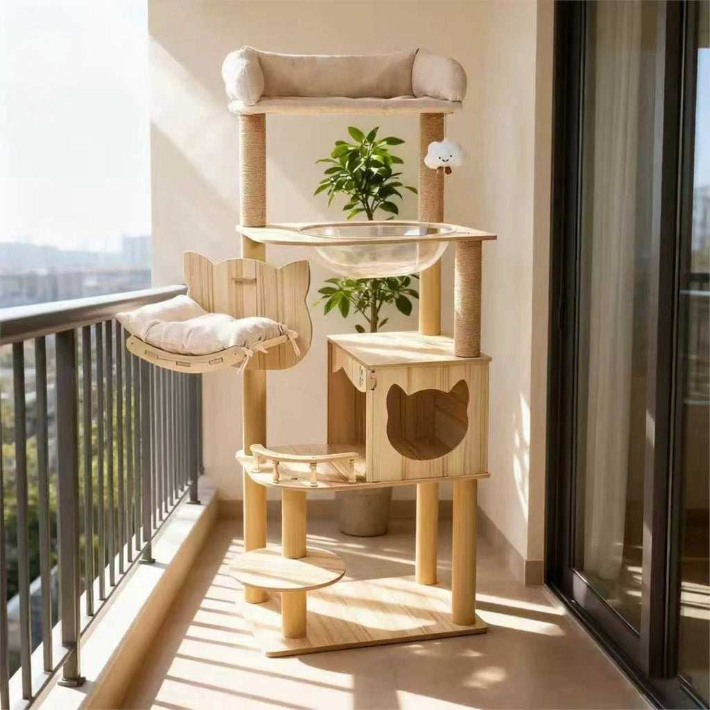 Árbol rascador para gatos, estructura grande de madera integrada con casa y columna rascadora, no ocupa mucho espacio.